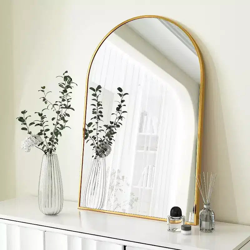 Miroir de salle de bain mural arqué encadré en métal noir 20x30 pouces.