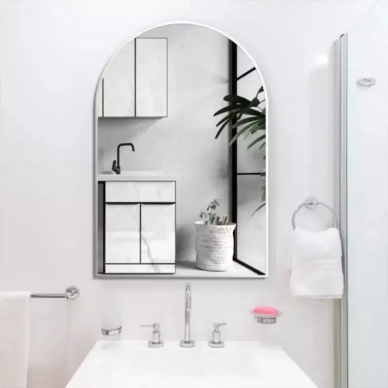 Miroir de salle de bain mural arqué encadré en métal noir 20x30 pouces.