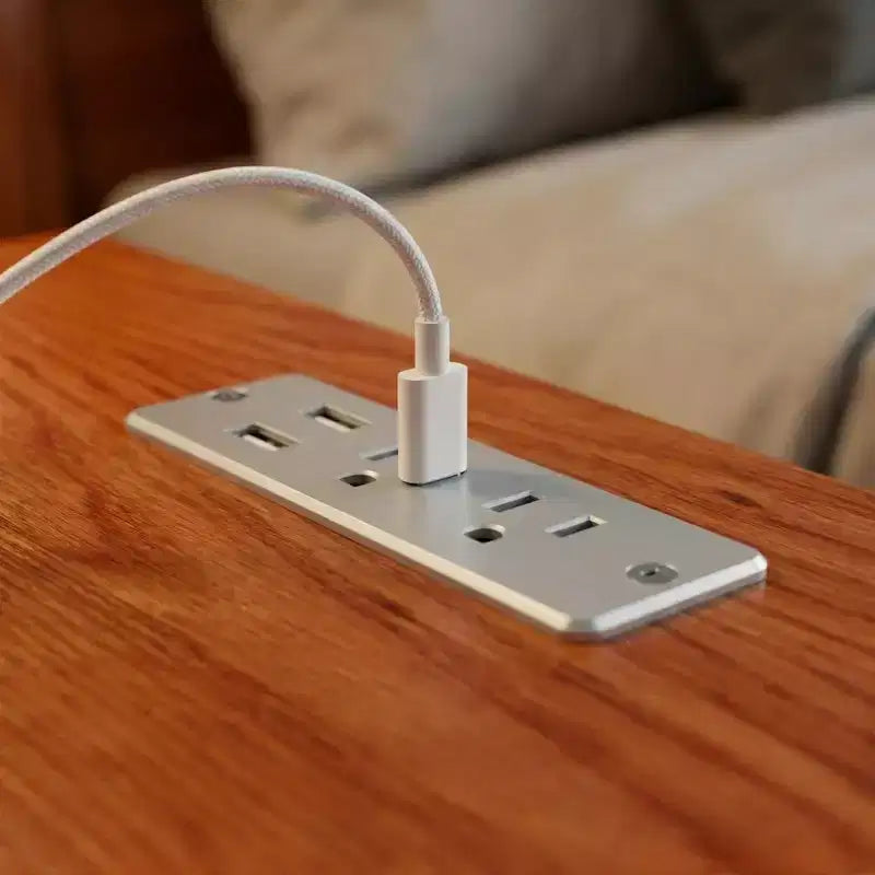 Table de chevet en hévéa à 2 tiroirs avec station de charge et étagères